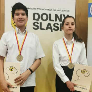 Uczniowie SP9 z dyplomami zDolny Ślązak