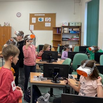 Uczniowie na lekcji informatyki z nałożonymi goglami VR.